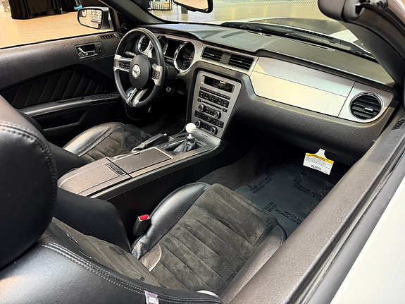 Ford Mustang 26 of 30