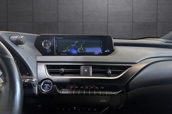 Lexus UX300e 13 of 21