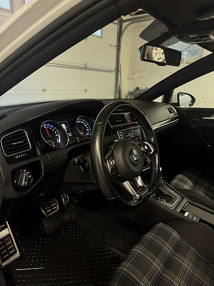 Volkswagen Golf VII 12 of 19