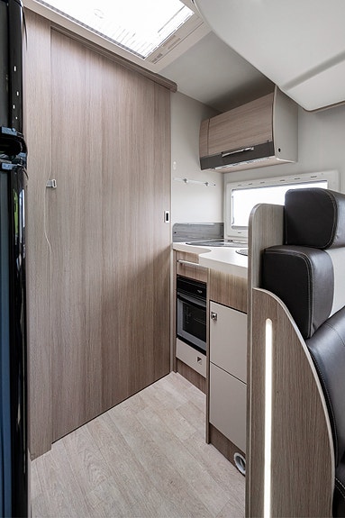 Challenger 377 Genesis 16 of 30