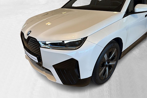 BMW iX 8 of 29