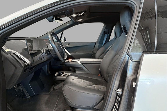 BMW iX 13 of 29