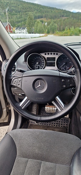Mercedes-Benz ML280 27 of 30