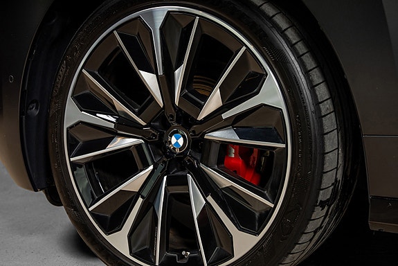 BMW iX 14 of 30