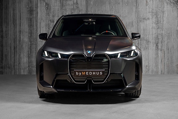BMW iX 8 of 30