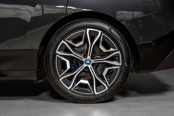 BMW iX 14 of 30