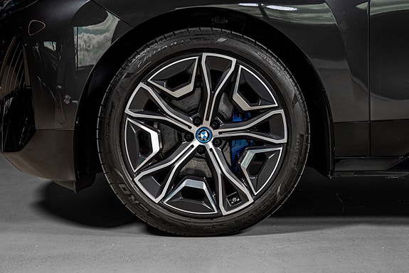 BMW iX 13 of 30