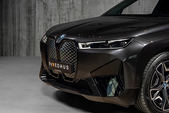 BMW iX 10 of 30