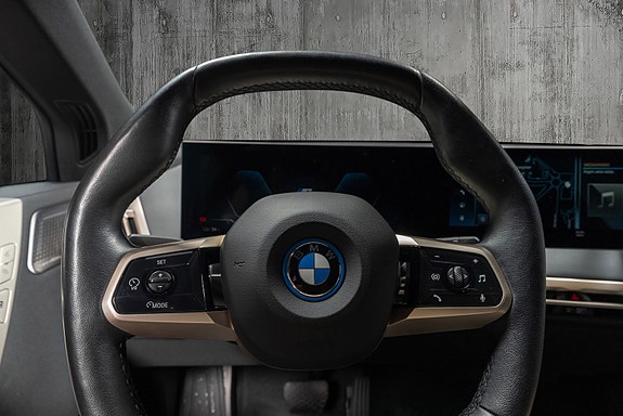 BMW iX 22 of 30