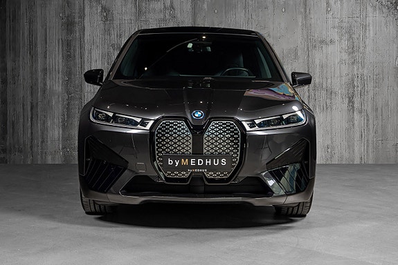 BMW iX 12 of 30