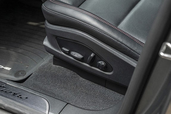 Porsche Macan 18 of 30