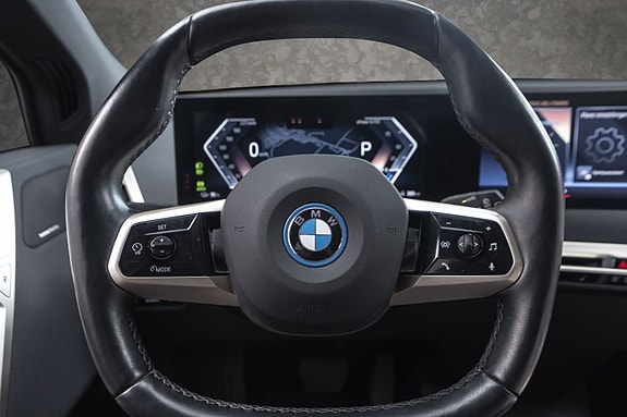 BMW iX 11 of 30