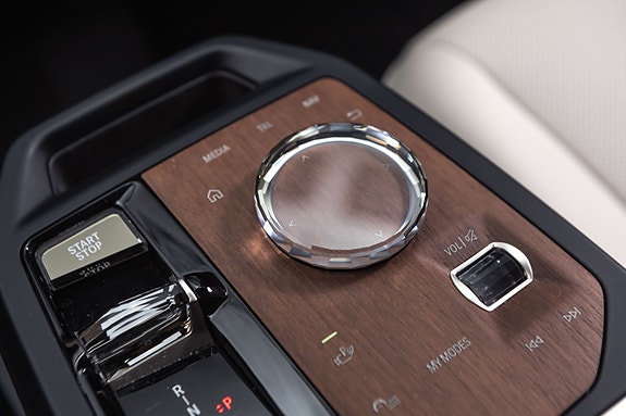 BMW iX 22 of 30