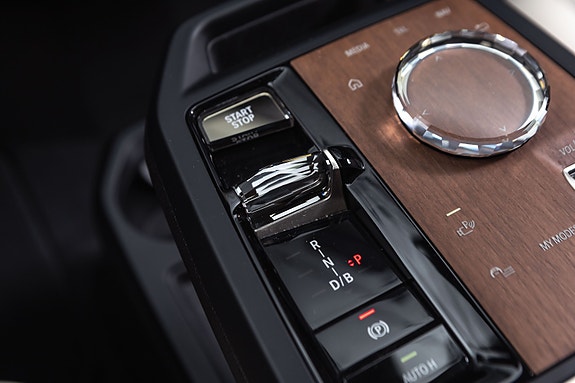 BMW iX 21 of 30