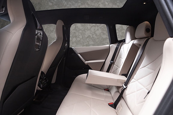 BMW iX 27 of 30