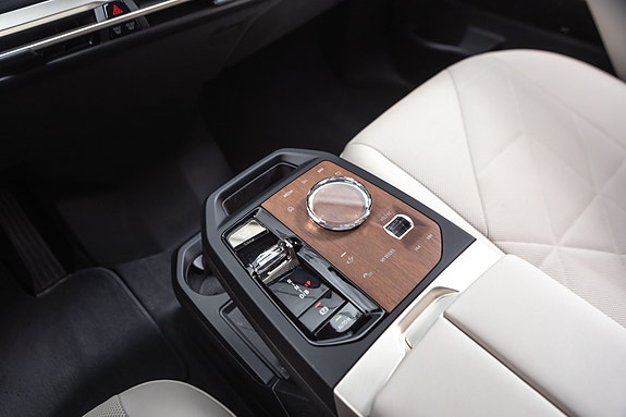 BMW iX 20 of 30