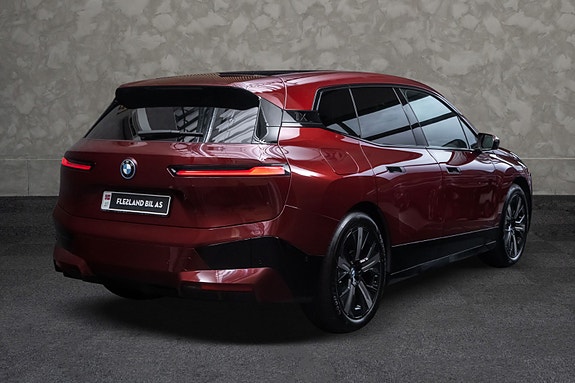 BMW iX 8 of 30