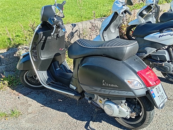 Vespa GTS 300 2 of 5
