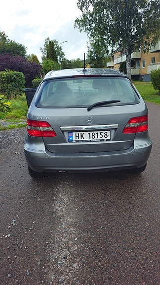 Mercedes-Benz B180 2 of 12