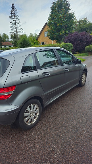 Mercedes-Benz B180 3 of 12