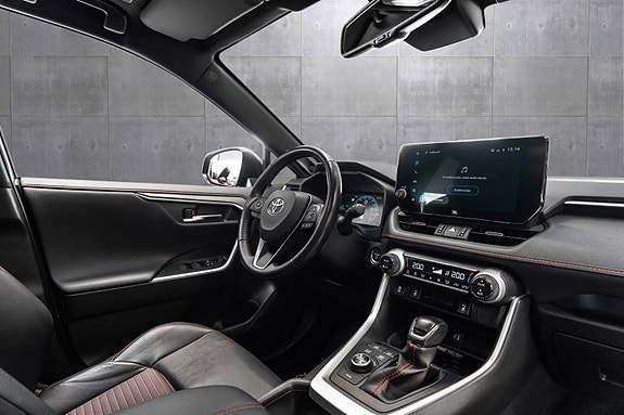 Toyota RAV4 Plug-in Hybrid 17 of 26