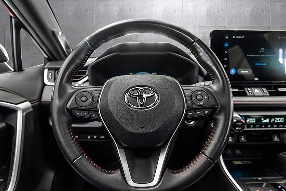 Toyota RAV4 Plug-in Hybrid 18 of 26