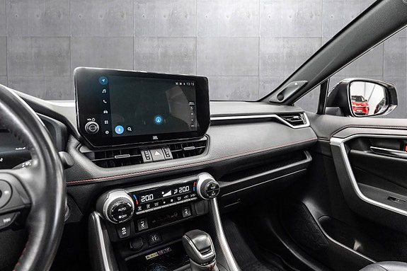 Toyota RAV4 Plug-in Hybrid 22 of 26