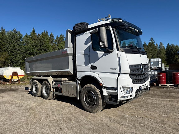Mercedes-Benz Arocs 2 of 30