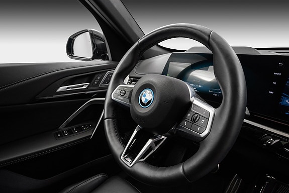 BMW iX1 25 of 30