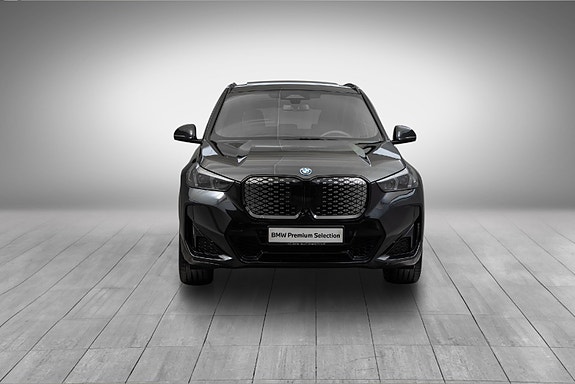 BMW iX1 8 of 30