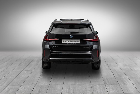 BMW iX1 4 of 30