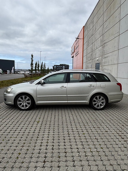 Toyota Avensis 2 of 26