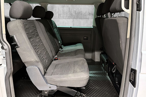 Volkswagen Caravelle 21 of 23