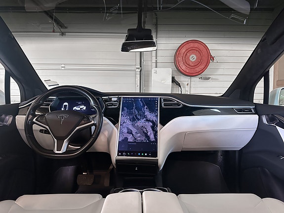 Tesla Model X 15 of 30