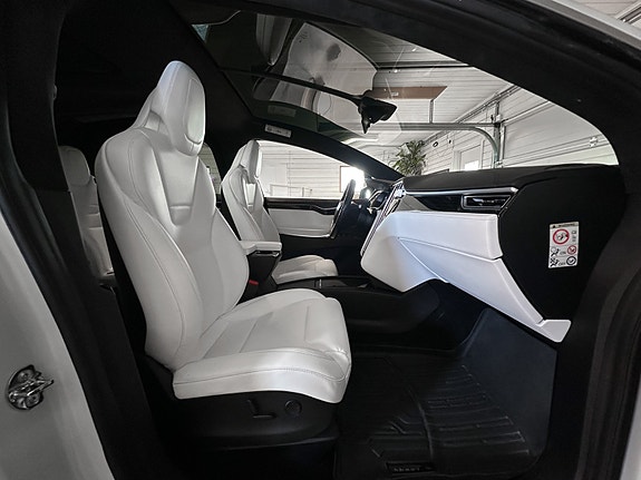 Tesla Model X 12 of 30