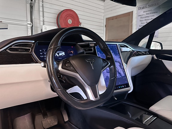 Tesla Model X 7 of 30