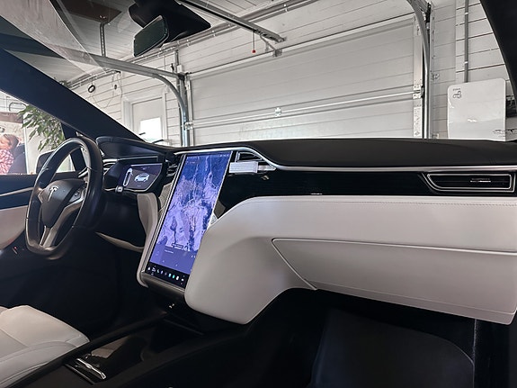 Tesla Model X 11 of 30