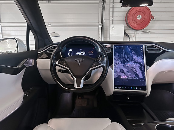 Tesla Model X 16 of 30