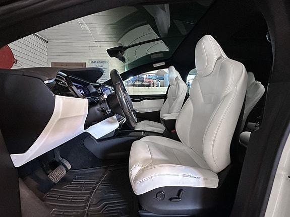 Tesla Model X 8 of 30