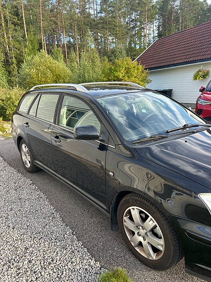 Toyota Avensis 3 of 10