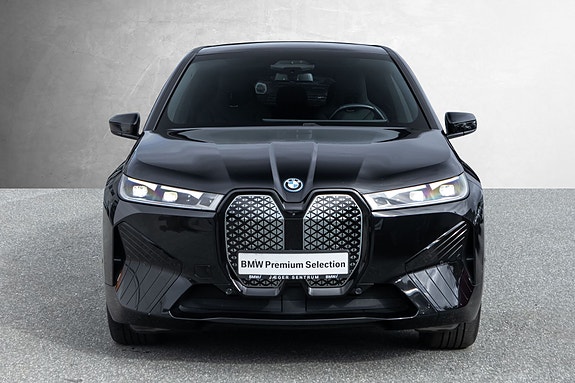 BMW iX 4 of 30
