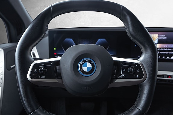 BMW iX 10 of 30