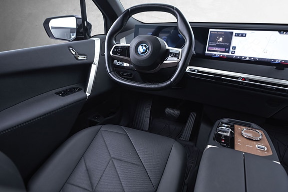 BMW iX 27 of 30