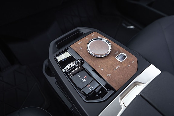 BMW iX 19 of 30