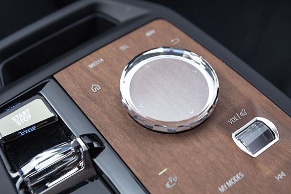 BMW iX 21 of 30