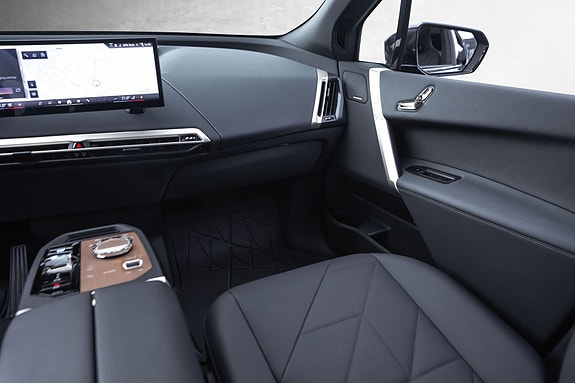 BMW iX 28 of 30