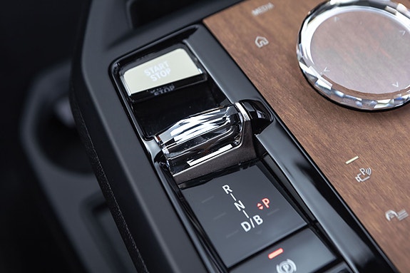 BMW iX 20 of 30
