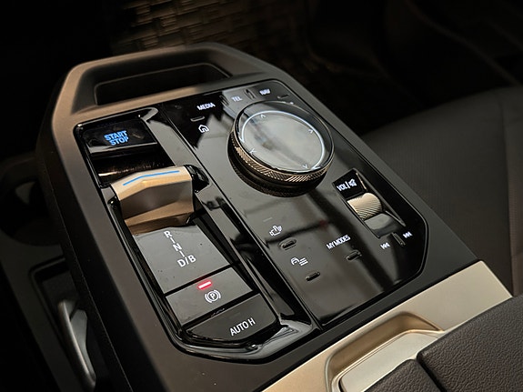 BMW iX 19 of 24