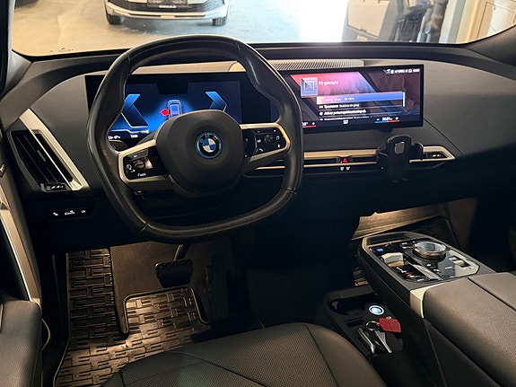 BMW iX 17 of 24