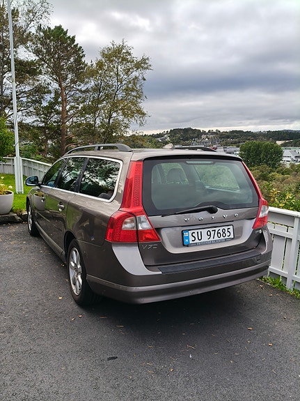 Volvo V70 2 of 14